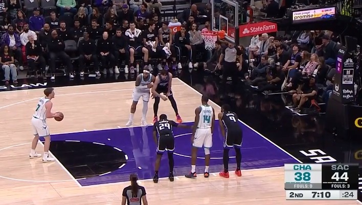 开云体育在线下载-什么叫顶级射手！克尼佩尔兜出来直接三分 德罗赞扑防不及送加罚