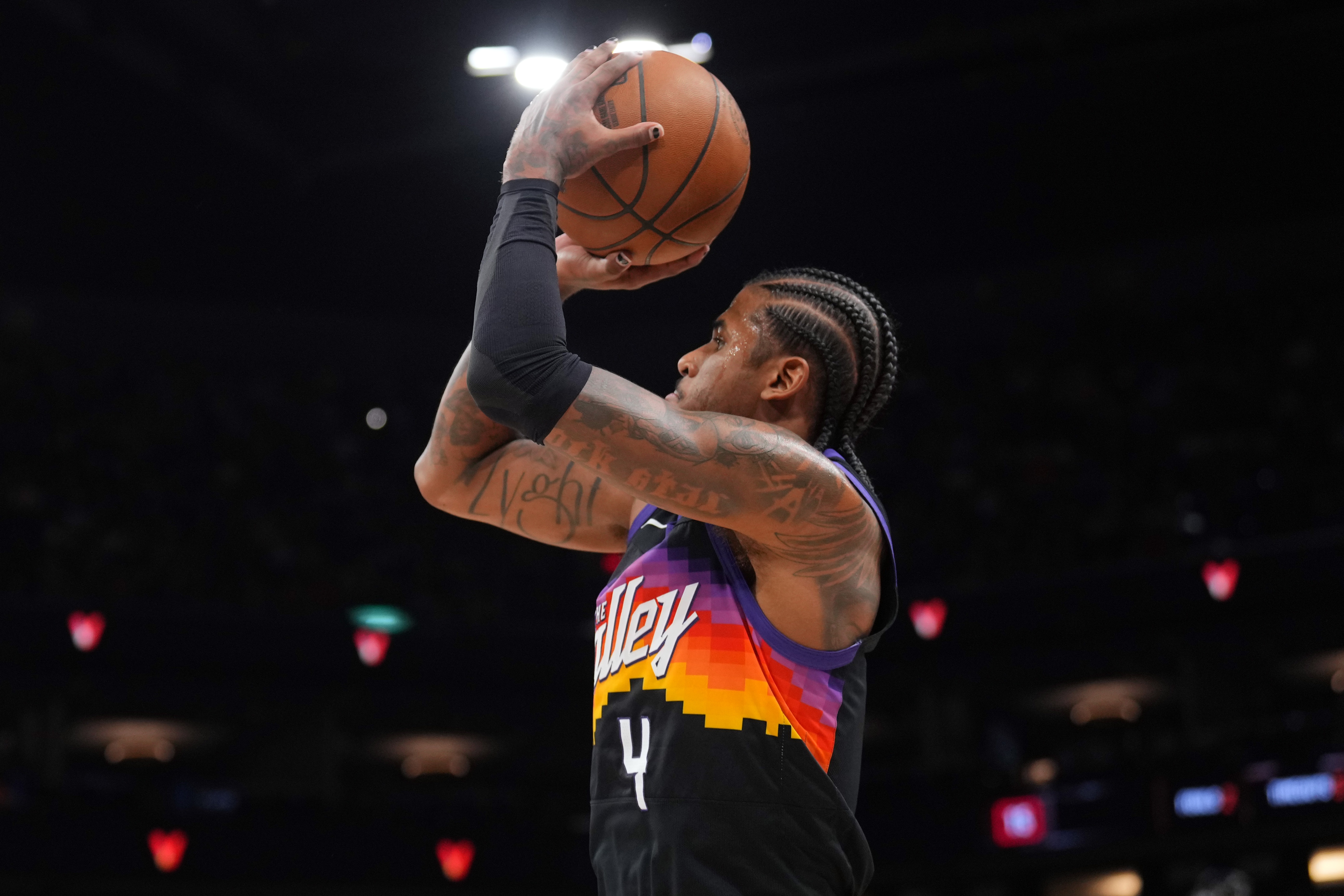 开云体育在线官网-布克：杰伦·格林开场为我们定下比赛基调 直接拉开了场上空间