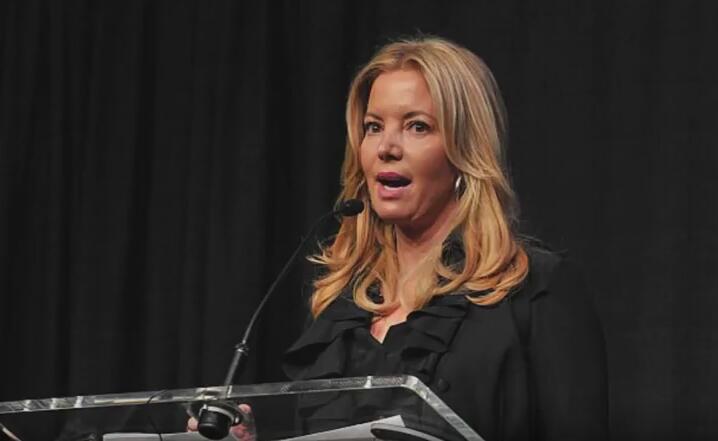 开云体育在线下载-珍妮曾当面告诉后妈生的弟弟：根据老爸的承诺 你根本不该出生