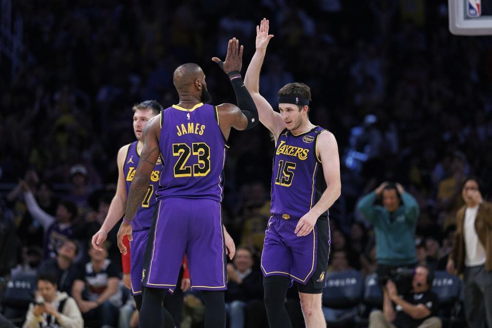 开云体育在线下载-3首轮追字母+2.4亿续小里！队记曝湖人计划 詹姆斯时代真要结束了